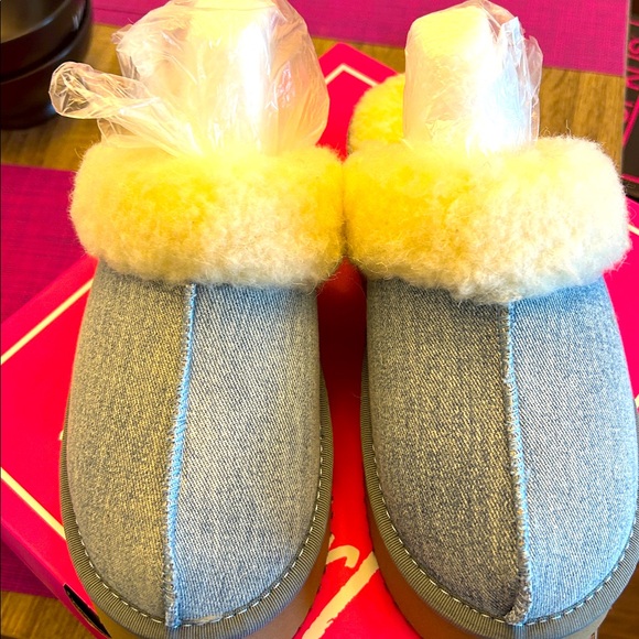 NEW CORKYS FOOTWEAR women's cuddle up slippers in light blue demin, New - Picture 1 of 6